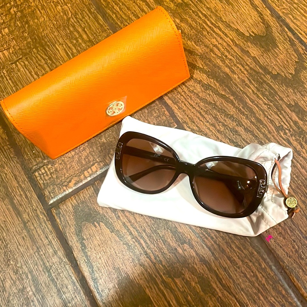 Tory Burch Women’s Sunglasses, pre-owned, excellent condition, includes box/covr